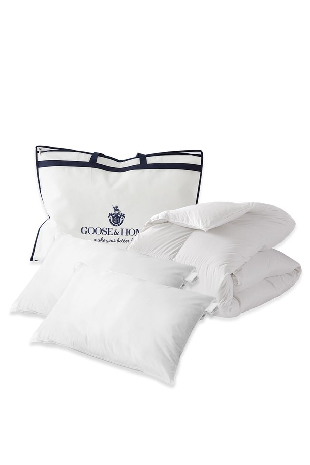 폴란드 구스 80%를 함유한 구스온 사계절 이불과 구스 베개 세트입니다. 부드럽고 포근한 마이크로화이바 소재를 사용하여 사계절 내내 쾌적하게 사용할 수 있습니다. 깔끔한 화이트 컬러의 무지 디자인으로 모던한 침실 분위기를 연출합니다. 호텔 침구처럼 고급스러운 잠자리를 경험해보세요. 퀸 (Q) 사이즈로 제작되었습니다.
