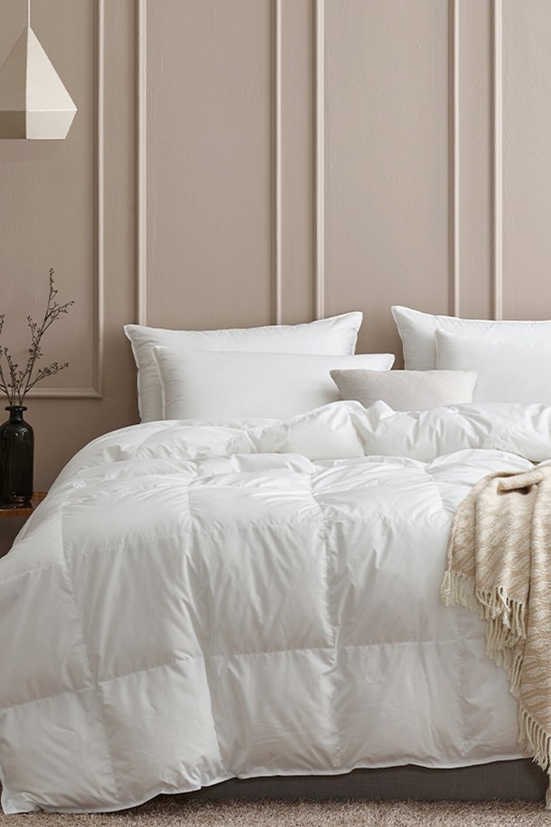 구스온 폴란드 구스90 간절기 이불+구스베개 호텔침구 세트 S는 쾌적한 잠자리를 위한 호텔식 침구 세트입니다. 간절기에 적합하며, 이불은 구스다운 90%와 구스페더 10%로 채워져 포근함을 더합니다. 베개는 구스다운 5%와 구스페더 95%로 제작되어 부드럽고 편안한 잠자리를 제공합니다. 고급스러운 호텔 침구 스타일로 침실 분위기를 연출해보세요. 부드러운 촉감과 뛰어난 통기성으로 쾌적한 수면 환경을 선사합니다.
