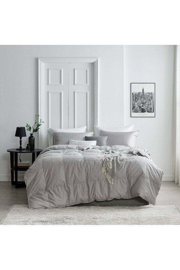 구스온 코지 사계절 구스 호텔 이불 프리미엄 손자수 6종 웨딩/혼수/이사 풀 패키지 Q는 포근하고 쾌적한 잠자리를 선사하는 침구세트입니다. 부드러운 촉감의 화이트 컬러 구스다운 소재로 제작되어 사계절 내내 따뜻하게 사용할 수 있습니다. 퀸 사이즈의 이불, 베개 커버 등으로 구성된 6종 세트로, 특히 손자수 디테일이 돋보여 호텔식 프리미엄 스타일을 연출합니다. 웨딩, 혼수, 이사 등 특별한 날을 위한 최고의 선택이며, 포근함을 더해주는 두꺼운 두께감으로 편안한 숙면을 돕습니다. 코지한 분위기를 연출하여 침실을 더욱 아늑하게 만들어 줍니다.
