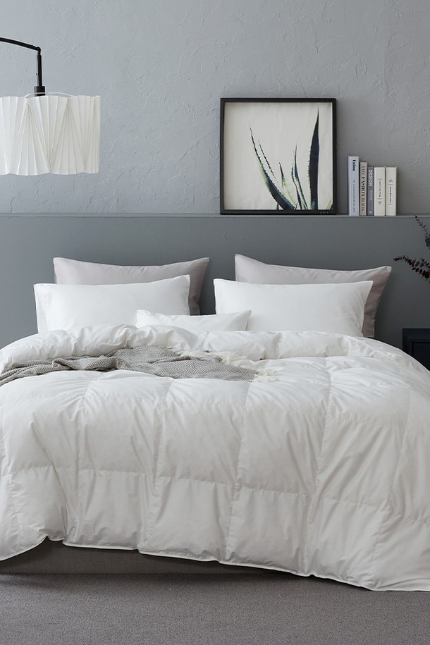 구스온 코지 사계절 구스 호텔 이불은 웨딩, 혼수, 이사를 준비하는 고객을 위한 프리미엄 침구 세트입니다. 부드러운 촉감과 보온성을 제공하는 구스다운 소재로 제작되어 사계절 내내 포근하게 사용할 수 있습니다. 호텔식 스타일과 손자수 디테일이 돋보이며, 화이트 컬러가 고급스러운 분위기를 연출합니다. 싱글(S) 사이즈, 6종 풀세트 구성으로 실용성과 만족도를 높였습니다.
