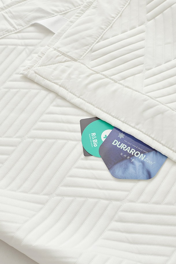"구스온 듀라론 쿨링 냉감패드+폴란드 구스 70 여름 호텔 이불세트 Q"는 시원하고 쾌적한 여름밤을 위한 침구 세트입니다. 부드러운 촉감의 듀라론 쿨링 냉감패드와 폴란드산 구스다운 70%를 함유한 이불로 구성되어 있습니다. 얇은 두께감으로 제작되어 여름철에도 답답함 없이 사용할 수 있으며, 무지 화이트 컬러로 깔끔하고 세련된 느낌을 선사합니다. 호텔식 디자인으로 고급스러운 분위기를 연출하여 편안한 수면 환경을 제공합니다. 퀸(Q) 사이즈로 제작되어 넉넉하게 사용할 수 있습니다.
