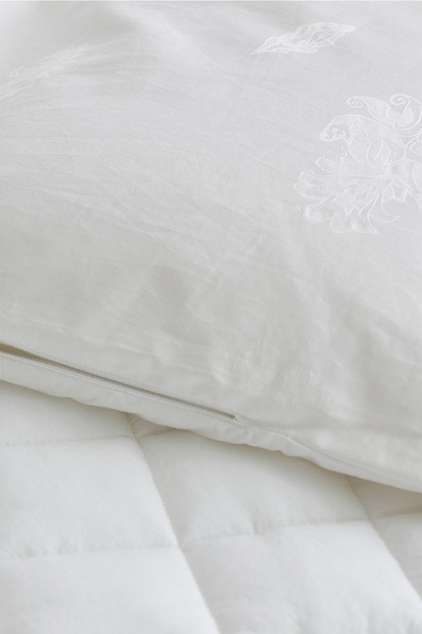 구스온 자가드 페이즐 사틴면 호텔 이불커버 K는 부드러운 촉감의 사틴면 소재와 고급스러운 페이즐리 자가드 패턴이 특징입니다. 은은한 광택이 감도는 화이트 색상으로, 침실에 호텔식 모던 스타일을 연출합니다. 사계절 내내 사용할 수 있는 실용적인 제품으로, 편안하고 아늑한 잠자리를 선사합니다. K 사이즈로 출시되어 넉넉한 사이즈를 자랑합니다. 호텔 침구 특유의 고급스러움을 집에서도 경험해 보세요.
