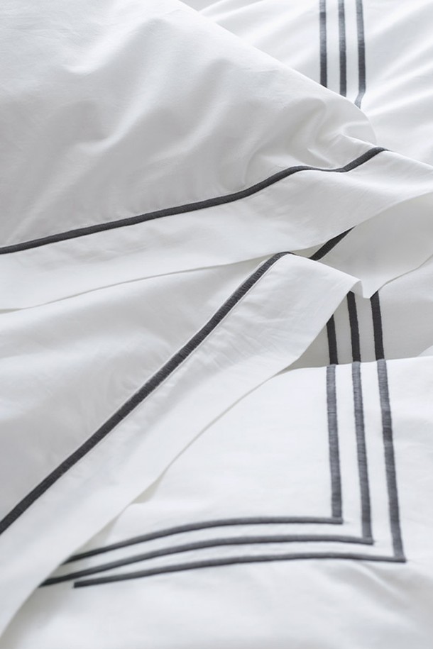 구스온 캐드미오차콜 60수면 호텔 이불커버 S는 부드러운 촉감의 60수 면 소재로 제작되어 편안한 잠자리를 선사합니다. 차콜과 화이트 두 가지 색상으로 제공되며, 모던하고 미니멀한 침실 분위기를 연출합니다. 심플한 라인 디테일이 돋보이는 호텔식 디자인으로 고급스러움을 더했습니다. 얇은 두께감으로 사계절 내내 쾌적하게 사용할 수 있으며, S 사이즈로 침대에 맞춰 사용할 수 있습니다. 일상생활에서 편안하고 아늑한 휴식을 취할 수 있도록 도와줍니다.
