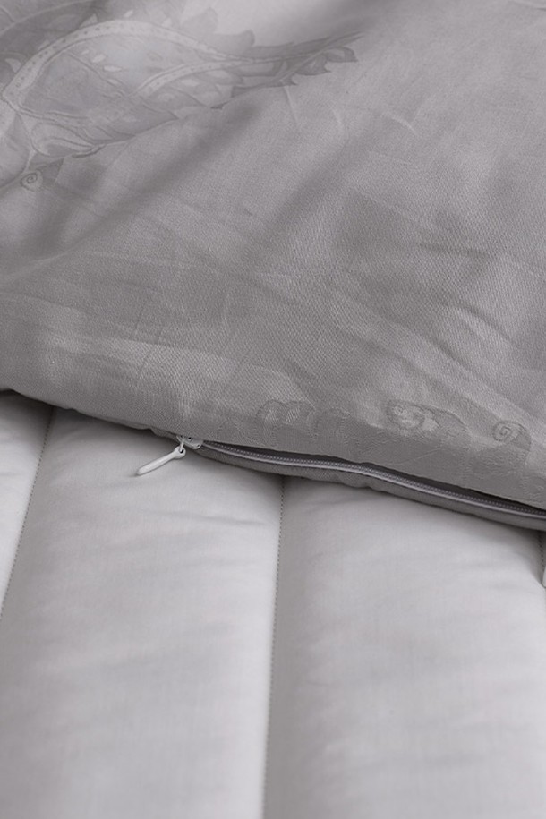 구스온 자가드 페이즐 사틴면 호텔 키즈/목베개커버 (30X50)는 부드러운 촉감의 사틴면 소재에 페이즐리 자가드 무늬를 더해 고급스러운 침실 분위기를 연출합니다. 30X50 사이즈로 제작되어 키즈용 목베개에 적합하며, 호텔식 디자인으로 편안한 잠자리를 선사합니다. 화이트 컬러로 어떤 침구와도 잘 어울리며, 아이들의 숙면을 돕습니다. 세련된 디자인과 실용성을 겸비한 베개 커버로, 침실 인테리어에 포인트를 더해보세요.
