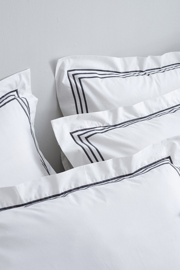 구스온 캐드미오 차콜 60수면 자루형 호텔 베개 커버 (50X70)는 부드러운 촉감의 60수 면 소재로 제작되어 편안한 수면 환경을 제공합니다. 모던하고 심플한 디자인의 차콜 색상 무지 베개 커버로, 침실에 세련된 분위기를 더합니다. 50X70 사이즈로 호텔 베개에 적합하며, 자루형 디자인으로 편리하게 사용할 수 있습니다. 구스온만의 품질로 제작되어 부드러운 촉감과 뛰어난 내구성을 자랑합니다. 단품으로 제공되어 원하는 수량만큼 구매 가능합니다.
