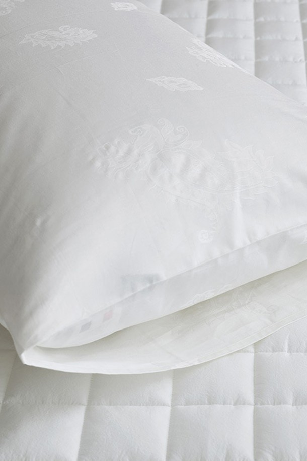 구스온 자가드 페이즐 사틴면 호텔 이불베개커버 세트 Q는 부드러운 촉감과 보온성을 갖춘 침구 세트입니다. 화이트 컬러의 고급스러운 사틴면 소재에 페이즐리 자가드 무늬가 더해져 호텔식 모던 스타일을 연출합니다. 퀸(Q) 사이즈로 제작되었으며, 이불커버와 베개커버로 구성되어 있습니다. 구스다운 충전재를 사용하여 포근함을 더했으며, 중간 두께로 사계절 내내 쾌적하게 사용할 수 있습니다. 세련된 디자인과 실용성을 모두 갖춘 침구 세트로, 편안한 잠자리를 완성해 보세요.
