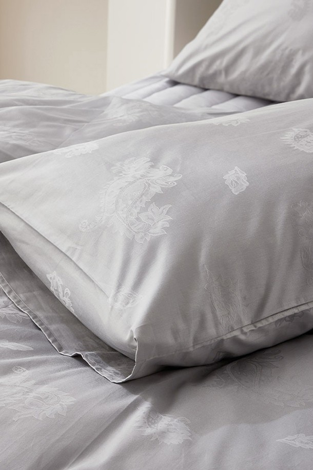 구스온 자가드 페이즐 사틴면 호텔 이불베개커버 세트 S는 부드러운 촉감의 사틴 소재와 면의 조화로 제작되어 편안한 잠자리를 선사합니다. 은은한 광택과 고급스러운 자가드 페이즐리 패턴이 돋보이는 모던한 호텔식 침구입니다. 이불커버와 베개커버로 구성된 세트 상품으로, 침실 분위기를 손쉽게 변화시킬 수 있습니다. 그레이 컬러로 다양한 인테리어와 잘 어울리며, 일상생활에서 폭넓게 활용하기 좋습니다. 싱글(S) 사이즈로, 쾌적하고 아늑한 잠자리를 위한 최적의 선택입니다.
