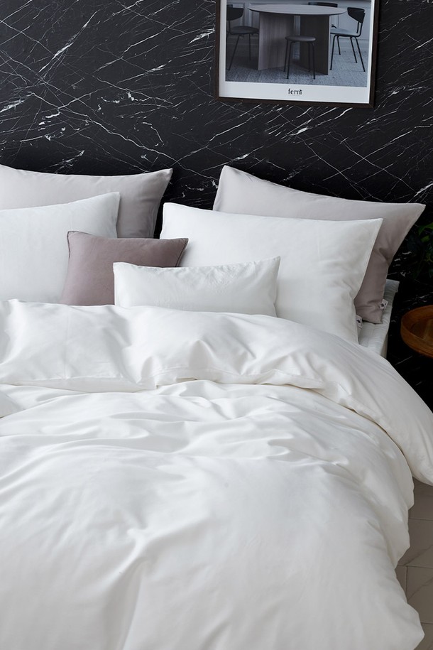 구스온 사계절 60수 면 호텔 이불베개커버 세트 S는 부드러운 60수 면 소재로 제작되어 섬세하고 포근한 촉감을 선사합니다. 깨끗하고 깔끔한 화이트 컬러의 무지 디자인으로 어떤 침실에도 잘 어울리며, 호텔 침구와 같은 고급스러운 분위기를 연출합니다. 사계절 내내 사용할 수 있도록 제작되었으며, 이불커버와 베개커버로 구성되어 실용적입니다. 싱글(S) 사이즈로, 편안하고 쾌적한 잠자리를 위한 최적의 선택입니다.
