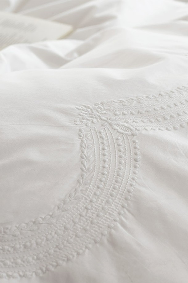 구스온 프리미엄 손자수 60수 면 호텔 이불 베개 커버 세트 S입니다. 부드럽고 포근한 60수 면 소재로 제작되어 편안한 잠자리를 선사합니다. 순백색 바탕에 섬세한 손자수 디테일을 더해 고급스러운 호텔 침구 스타일을 연출합니다. 싱글 사이즈로, 이불 커버와 베개 커버로 구성되어 있습니다. 침실에 특별한 분위기를 더하고 싶은 분들께 추천합니다.
