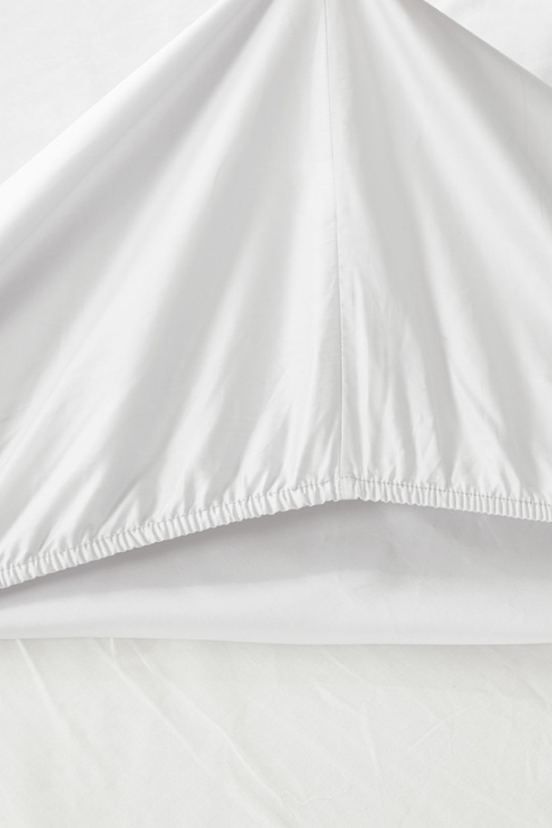 구스온 순면 100% 호텔 매트리스커버/침대커버 S는 순면 100% 소재로 제작되어 부드러운 촉감을 선사합니다. 화이트 컬러의 무지 디자인으로 어떤 침실에도 잘 어울리며, 호텔식 스타일을 연출합니다. 싱글(S) 사이즈로, 침실 또는 일상에서 편안하게 사용할 수 있습니다. 매트리스를 보호하고 쾌적한 잠자리를 제공하는 데 도움을 줍니다. 순면 소재는 통기성이 뛰어나 땀 흡수에도 효과적입니다.
