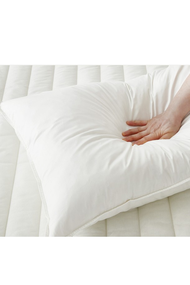 구스온 딥슬립 프리미엄 3중 구스 호텔 베개는 포근하고 푹신한 잠자리를 선사합니다. 부드러운 촉감의 화이트 색상 베개로, 3중 구조 설계로 제작되어 편안함을 더했습니다. 보온 기능을 갖춰 따뜻하게 사용할 수 있으며, 호텔 침구와 같은 고급스러운 디자인이 특징입니다. 일상생활에서 편안한 수면을 위한 최적의 선택입니다.
