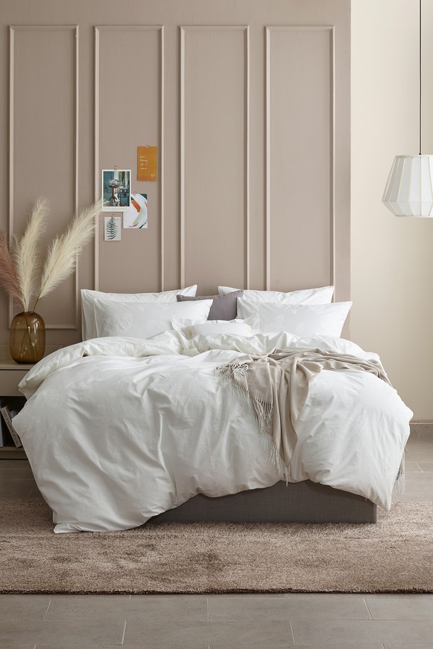 구스온 호텔 자가드 60수 샤틴면 페이즐 이불커버세트 K는 고급 호텔식 디자인의 킹사이즈 이불커버와 베개커버로 구성되어 있습니다. 화이트 컬러의 60수 샤틴면 소재에 페이즐리 자가드 패턴이 더해져 심플하면서도 우아한 침실 분위기를 연출합니다. 프리미엄 구스다운 침구와 함께 사용하면 더욱 포근하며, 고품질 부직포 보관가방이 포함되어 있어 편리하게 보관할 수 있습니다.
