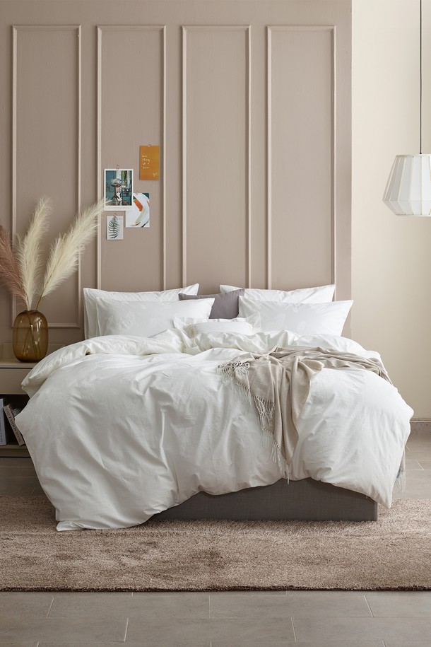 폴란드산 구스다운 70%와 깃털 30% 충전재로 채워진 간절기용 구스이불 세트입니다. 부드러운 촉감의 60수 면 100% 원단에 화이트 컬러와 페이즐리 무늬가 고급스러운 분위기를 더하며, 흡습 및 통기성이 우수하여 쾌적한 잠자리를 제공합니다. 이불커버, 이불솜, 베개커버로 구성되었으며, 3D 퀼팅 및 호텔식 베개커버 디자인, 고밀도 스티칭과 통기성 시스템으로 편안함과 실용성을 모두 갖췄습니다.
