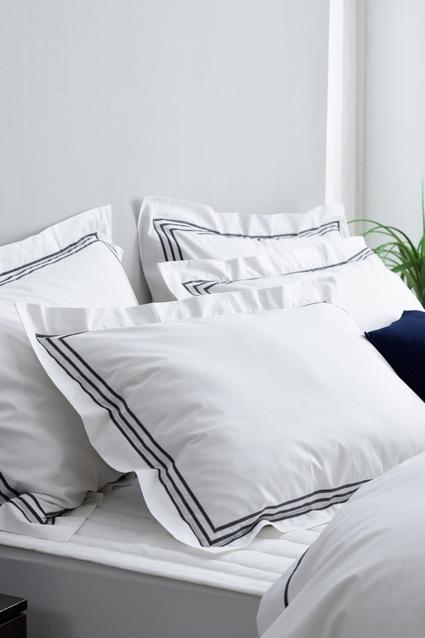 폴란드 썸머구스+캐드미오 차콜 이불커버세트 Q는 순면 소재로 제작되어 흡습성과 통기성이 뛰어나며, 얇은 두께와 부드러운 촉감으로 사계절, 특히 여름에 쾌적하게 사용할 수 있습니다. 화이트 컬러 바탕에 트리플 라인 자수 패턴이 돋보이며, 12개의 이불 고정 끈과 호텔식 단추 마감으로 고급스러움을 더했습니다. 이불커버 1장과 호텔식 자루형 베개커버로 구성되어 있으며, 입체 봉제와 메쉬 소재 칸막이 디테일로 완성도를 높였습니다.
