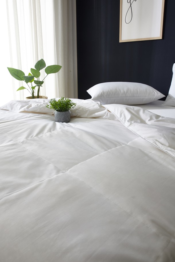 폴란드 썸머구스 깃털과 60수면으로 제작된 화이트 색상의 킹 사이즈 호텔식 침구 커버 세트입니다. 얇고 부드러운 면, 구스다운, 극세사 소재로 흡습, 통기, 보온, 경량의 기능성을 갖추었으며, 여름철에도 쾌적한 수면 환경을 제공합니다. 이불커버와 베개커버로 구성되었으며, 지퍼형 디자인, 3D 퀼팅, 12개의 타이, 메쉬 분할 구조가 특징이며 세탁기와 건조기 사용이 가능합니다.
