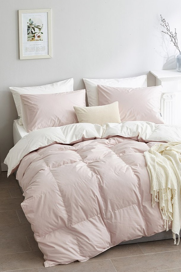 구스온 아이비 순면 구스 차렵이불세트는 S 사이즈의 사계절용 침구 세트입니다. 아이보리 또는 핑크 색상의 무지 패턴으로, 순면 소재와 구스다운 충전재를 사용하여 보온성을 높였습니다. 이불과 베개커버로 구성되어 있으며, 차렵이불 형태로 제작되어 간편하게 사용할 수 있습니다.
