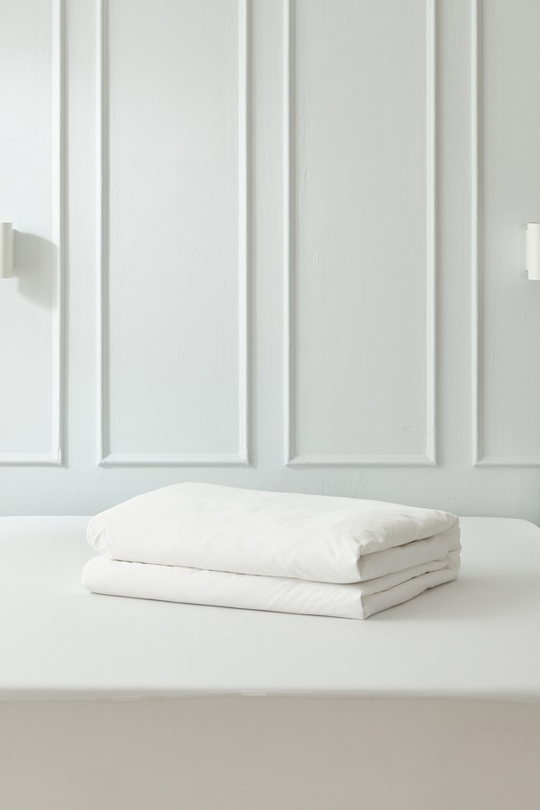 구스온 초경량 폴란드 간절기 호텔 구스이불 풀세트 S는 면과 폴란드산 구스다운으로 제작되어 부드러운 촉감과 뛰어난 보온성을 제공합니다. 화이트 색상의 무지 패턴으로 모던하고 미니멀한 침실 분위기를 연출하며, 싱글 사이즈의 이불, 베개, 커버 세트로 구성되어 있습니다. 특히 초경량으로 제작되어 간절기에 포근하고 편안하게 사용할 수 있는 호텔식 침구입니다.
