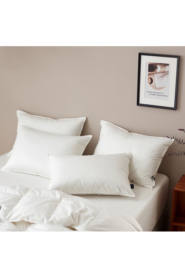 구스온 코지 사계절 구스 호텔 이불 프리미엄 손자수 6종 웨딩/혼수/이사 풀 패키지 Q는 고급스러운 웨딩, 혼수, 이사를 위한 침구 세트입니다. 순백의 화이트 컬러에 섬세한 손자수 디자인이 더해져 은은한 아름다움을 선사합니다. 부드럽고 포근한 구스다운 소재를 사용하여 사계절 내내 쾌적하게 사용할 수 있으며, 두꺼운 두께감으로 뛰어난 보온성을 자랑합니다. Q 사이즈로 구성되어 넉넉하고 편안한 잠자리를 제공하며, 풀 패키지로 구성되어 있어 실용적입니다. 호텔식 프리미엄 스타일로 침실의 품격을 높여보세요.
