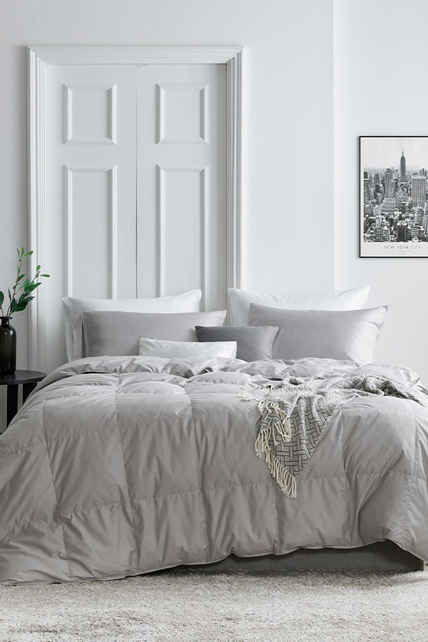 구스온 코지 사계절 구스 호텔 이불은 웨딩, 혼수, 이사를 준비하는 고객을 위한 프리미엄 침구 세트입니다. 부드러운 촉감과 보온성을 제공하는 구스다운 소재로 제작되어 사계절 내내 포근하게 사용할 수 있습니다. 호텔식 스타일과 손자수 디테일이 돋보이며, 화이트 컬러가 고급스러운 분위기를 연출합니다. 싱글(S) 사이즈, 6종 풀세트 구성으로 실용성과 만족도를 높였습니다.
