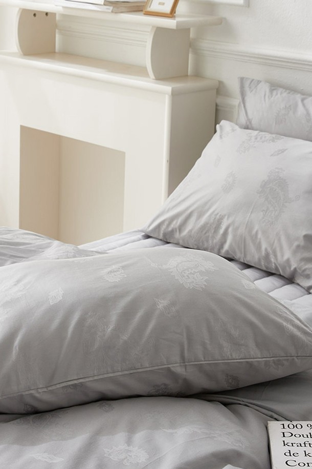 구스온 자가드 페이즐 사틴면 호텔 이불베개커버 세트 S는 부드러운 촉감의 사틴 소재와 면의 조화로 제작되어 편안한 잠자리를 선사합니다. 은은한 광택과 고급스러운 자가드 페이즐리 패턴이 돋보이는 모던한 호텔식 침구입니다. 이불커버와 베개커버로 구성된 세트 상품으로, 침실 분위기를 손쉽게 변화시킬 수 있습니다. 그레이 컬러로 다양한 인테리어와 잘 어울리며, 일상생활에서 폭넓게 활용하기 좋습니다. 싱글(S) 사이즈로, 쾌적하고 아늑한 잠자리를 위한 최적의 선택입니다.
