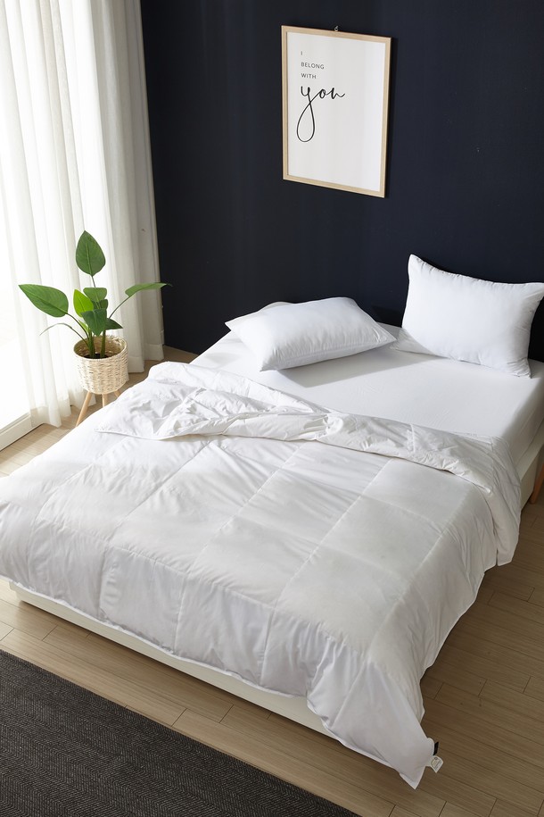 폴란드 썸머구스+캐드미오 차콜 이불커버세트 K는 구스다운과 구스페더로 충전되어 뛰어난 보온성을 자랑하며, 면과 극세사 소재로 부드러운 촉감을 제공합니다. 화이트와 차콜 컬러의 조합, 트리플 라인 자수 패턴은 호텔식 침구 스타일을 연출하며, 12개의 이불 타이와 호텔식 봉투형 베개커버 디테일이 돋보입니다. 얇은 두께와 흡습, 통기 기능으로 사계절 내내 쾌적한 수면 환경을 선사하는 이 제품은 이불커버와 베개커버로 구성되어 있습니다.
