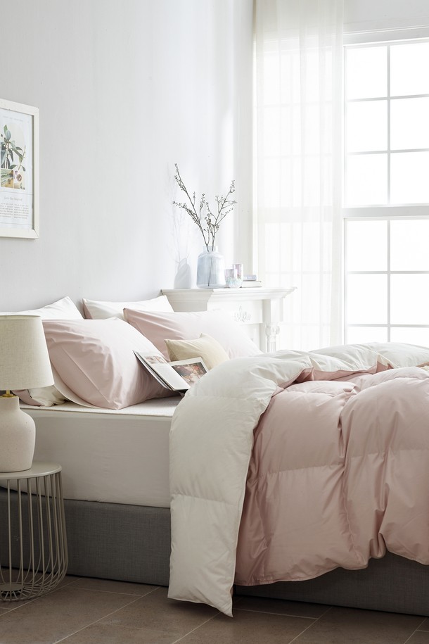 구스온 아이비 순면 구스 차렵이불세트는 S 사이즈의 사계절용 침구 세트입니다. 아이보리 또는 핑크 색상의 무지 패턴으로, 순면 소재와 구스다운 충전재를 사용하여 보온성을 높였습니다. 이불과 베개커버로 구성되어 있으며, 차렵이불 형태로 제작되어 간편하게 사용할 수 있습니다.
