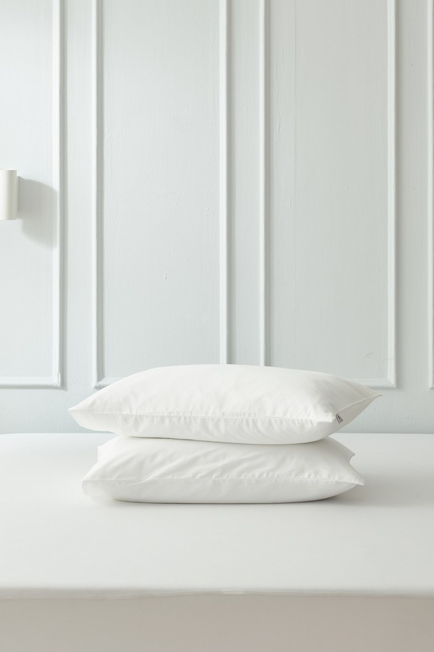 구스온 초경량 폴란드 간절기 호텔 구스이불 풀세트 S는 면과 폴란드산 구스다운으로 제작되어 부드러운 촉감과 뛰어난 보온성을 제공합니다. 화이트 색상의 무지 패턴으로 모던하고 미니멀한 침실 분위기를 연출하며, 싱글 사이즈의 이불, 베개, 커버 세트로 구성되어 있습니다. 특히 초경량으로 제작되어 간절기에 포근하고 편안하게 사용할 수 있는 호텔식 침구입니다.
