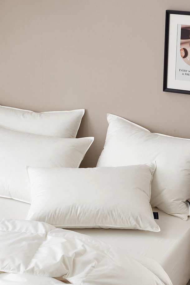 구스온 코지 사계절 구스 호텔 이불 프리미엄 손자수 6종 웨딩/혼수/이사 풀 패키지 S는 부드러운 촉감과 뛰어난 보온성을 자랑하는 구스다운 소재의 이불 세트입니다. 화이트 컬러에 섬세한 손자수 디테일이 더해져 고급스러운 호텔 침구 스타일을 연출합니다. 사계절 내내 사용 가능하며, 웨딩, 혼수, 이사를 준비하는 고객을 위한 풀세트 구성으로 실용성을 높였습니다. 프리미엄 퀄리티의 구스 이불 세트로 편안하고 아늑한 침실을 완성해보세요. S 사이즈로 넉넉한 공간을 제공합니다.
