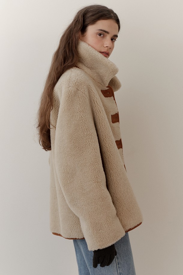 BLANK03 - 코트 - [24winter] wool shearing reversible half coat (beige)