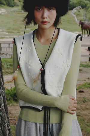 플라워 자수 니트 베스트 (Ivory)_IVORY-a