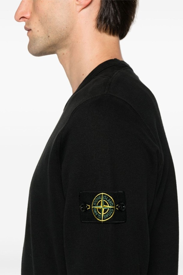 STONE ISLAND - 스웨트셔츠 - 스톤아일랜드 남성 브러쉬드 코튼 맨투맨 (블랙) 811562420 V0029