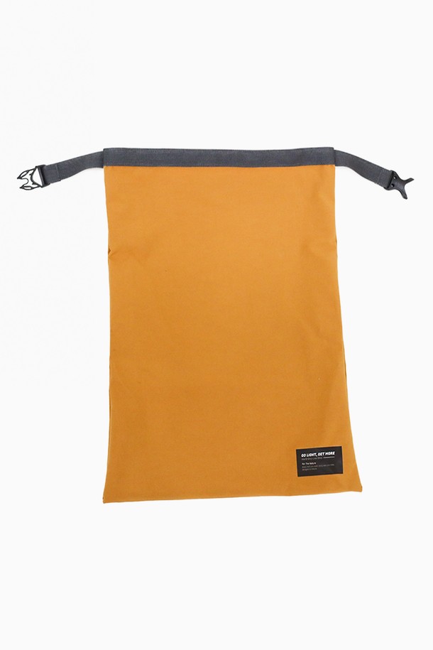 UPC 플로깅백은 나일론과 폴리에스테르 혼방 소재의 미디엄 사이즈 플로깅백입니다. 오렌지 및 아이보리 색상으로 제공되며, 버클형 잠금 방식과 사각형 디자인이 특징입니다. 여성용으로 제작되었으며, 어깨끈과 플로깅 장갑이 포함되어 캠핑, 하이킹, 일상 등 다양한 용도로 활용 가능하며, 어깨/허리 착용 및 백팩 버클 부착도 가능합니다.
