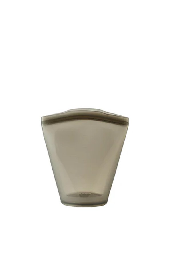 [실리팟] 컵 지퍼백 중 사이즈는 샌드베이지, 딥포레스트, 스톤그레이, 내추럴 4가지 색상으로 출시되었으며, 플래티넘 등급 실리콘 소재로 제작되어 -40°C에서 250°C까지의 폭넓은 온도 범위를 견딥니다. 3단계 잠금 디자인과 3중 밀봉으로 내용물을 안전하게 보관하며, 전자레인지, 에어프라이어, 식기세척기 사용이 가능하여 주방에서의 활용도를 높였습니다. SGS 안전인증을 획득하여 안심하고 사용할 수 있으며, 방수, 보온, 냉감 기능으로 다양한 용도로 활용 가능합니다.
