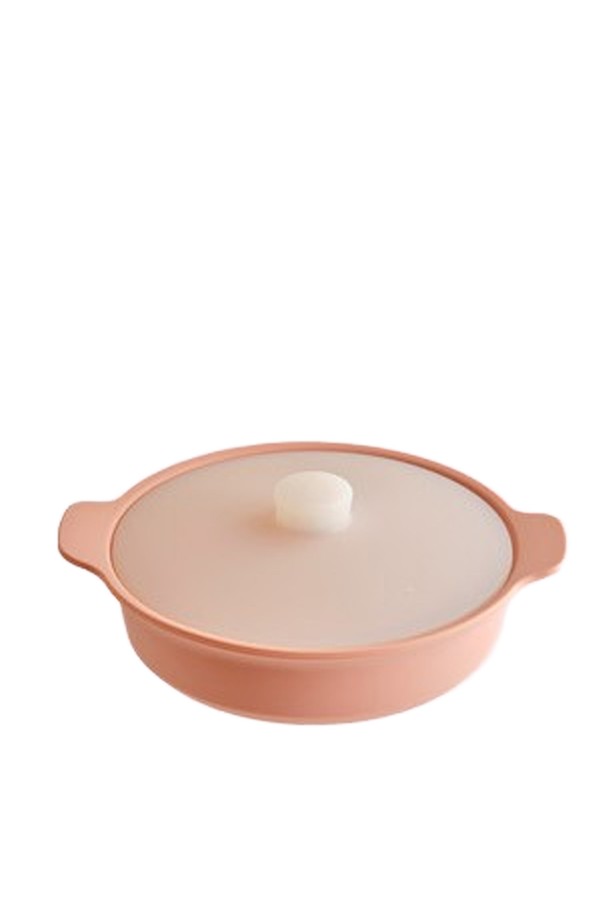 [실리팟] 납짝찜기 850ml는 -40°C부터 250°C까지 견디는 실리콘 소재로 제작되어 전자레인지, 에어프라이어, 냉동 보관, 식기세척기 사용이 가능하며 열탕 소독까지 지원합니다. 찜 요리, 계란찜, 죽, 국, 라면 등 다양한 요리에 활용할 수 있으며, 일체형 손잡이와 스팀홀 디자인으로 편리함을 더했습니다. 프리미엄 레드, 머스타드, 페일 핑크, 소프트 라벤더, 세이지 그린, 그레이 등 6가지 다채로운 색상으로 만나보세요.
