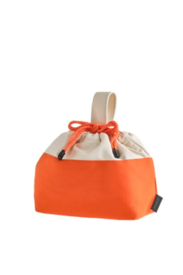 [실리팟] 도시락 가방은 면과 폴리에스테르 소재로 제작되어 옐로우, 그린, 오렌지, 퍼플 4가지 다채로운 색상으로 제공됩니다. 190x135x180mm의 미디엄 사이즈에 사각 모양으로, 조임끈으로 간편하게 닫을 수 있으며, 단열재 이중구조로 보온/보냉 기능을 갖춘 실용적인 도시락 보관용 가방입니다. 무게는 100g으로 가볍습니다.
