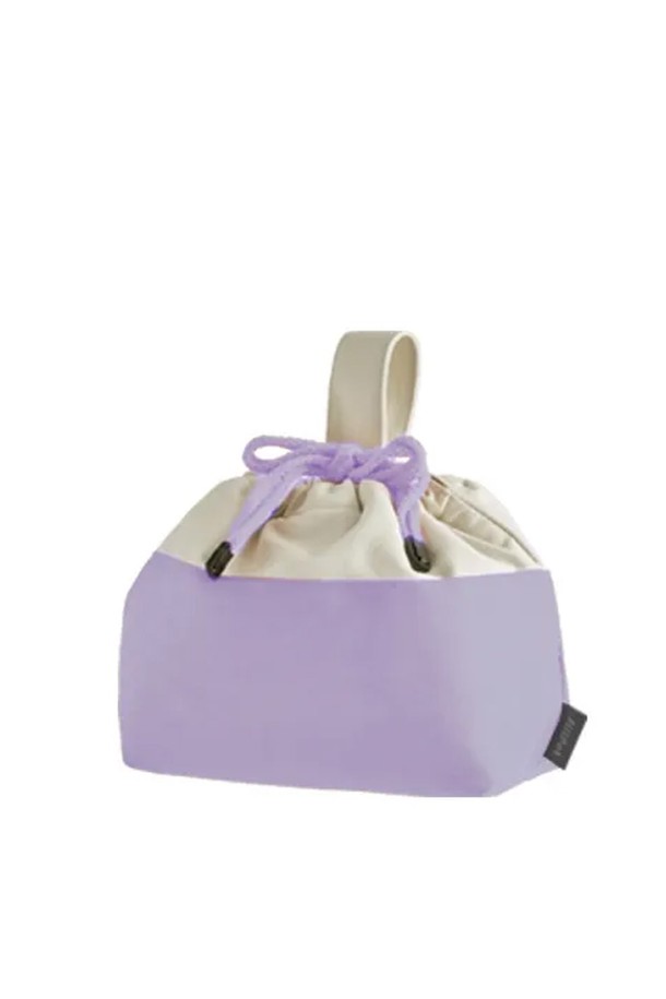 [실리팟] 도시락가방은 면 소재로 제작되어 부드러운 질감을 자랑하며, Yellow, Green, Orange, Purple 등 다채로운 색상으로 출시되어 도시락의 개성을 더합니다. 보온 및 단열 기능을 갖춘 사각 디자인의 가방으로, 외부와 내부 사이에 단열재를 내장하여 음식의 신선도를 오래 유지시켜 줍니다. 조임용 끈과 리본 장식으로 실용성과 디자인을 모두 잡았으며, 휴대성을 높여 언제 어디서든 편리하게 사용할 수 있습니다.
