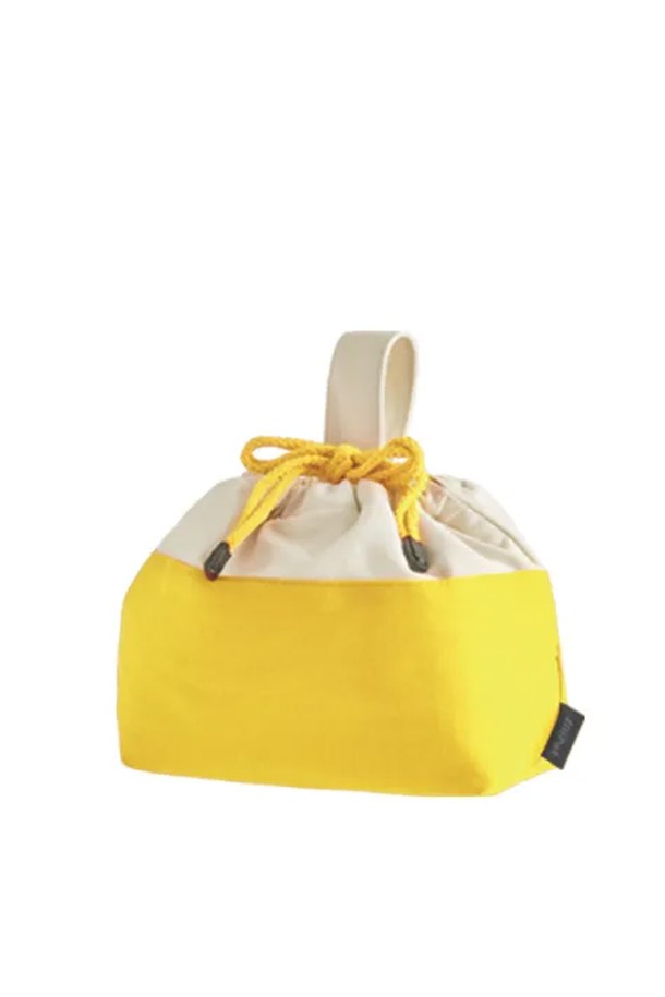 [실리팟] 도시락가방은 옐로우, 그린, 오렌지, 퍼플 등 산뜻한 4가지 색상으로 출시된 면 소재의 미디엄 사이즈 가방입니다. 보온 기능과 단열 효과를 갖춘 이중 구조로 제작되었으며, 사각 형태에 조임끈 잠금 방식으로 편리하게 사용할 수 있습니다. 런치박스 컬러와 매치하여 더욱 감각적인 도시락 스타일링을 완성해보세요.
