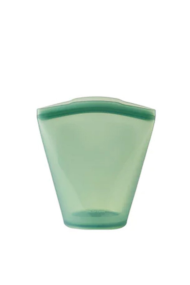 [실리팟] 컵 지퍼백 대는 Sand Beige, Deep Forest, Stone Grey, Natural 4가지 색상으로 만나볼 수 있는 실리콘 소재의 대용량 지퍼백입니다. 760mL의 넉넉한 용량으로 음식 보관, 조리, 냉동 보관, 전자레인지 및 에어프라이어 조리까지 가능하며, -40°C에서 250°C까지 견디는 내열성을 자랑합니다. 3단계 잠금 디자인과 곡선형 지퍼 디자인, 식품 등급 안전소재, SGS 인증으로 안심하고 사용할 수 있으며, 식기세척기 사용 또한 가능합니다.
