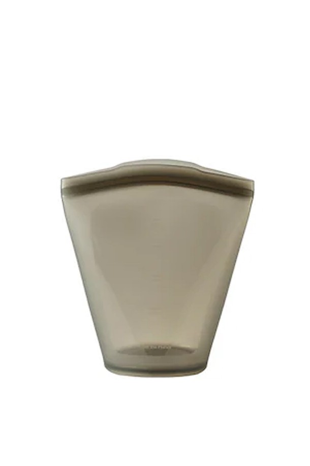 [실리팟] 컵 지퍼백 대는 샌드베이지, 딥포레스트, 스톤그레이, 네추럴 4가지 색상으로 만나볼 수 있으며, -40°C ~ 250°C의 넓은 온도 범위에서 냉동, 전자레인지, 에어프라이어, 식기세척기 사용이 가능합니다. 760mL 용량으로 냉장고 도어에 최적화된 사이즈를 자랑하며, 3중 밀폐구조와 곡선형 디자인, 지퍼형 잠금 방식으로 식품을 안전하고 위생적으로 보관합니다. 환경호르몬 무검출 및 SGS 안전성 검사를 통과한 실리콘과 고무 소재로 제작되어 내구성이 뛰어나고 위생적인 관리가 가능합니다.
