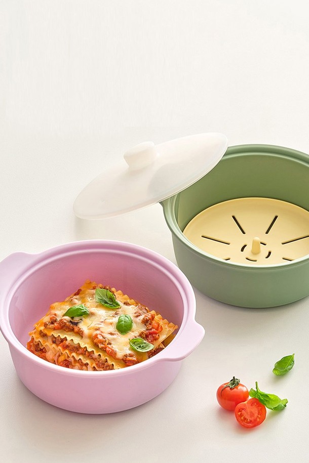 [실리팟] 깊은찜기는 최대 1500ml 용량으로, -40°C에서 250°C까지 폭넓은 온도 저항력을 자랑하는 실리콘 소재의 주방용품입니다. 전자레인지, 에어프라이어, 식기세척기 사용이 가능하며 냉동 보관까지 용이하여 실용성을 높였습니다. 레드, 머스타드, 핑크, 라벤더, 세이지그린, 그레이 등 6가지 다채로운 색상으로 출시되었으며, 일체형 손잡이와 낮은 열전도성, 뛰어난 내구성으로 편리하게 사용할 수 있습니다.
