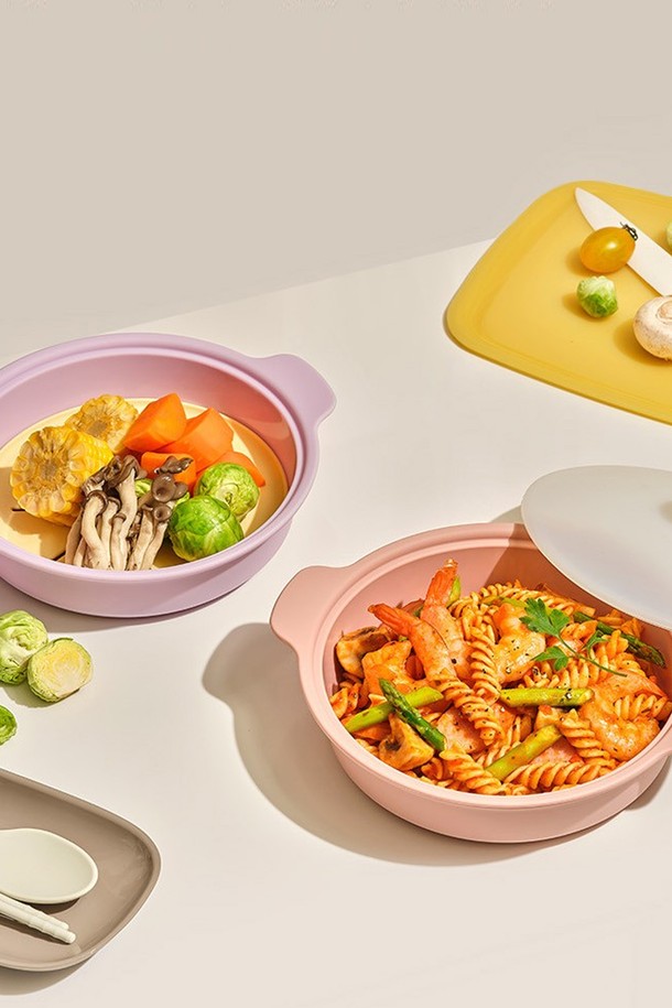 [실리팟] 납짝찜기 850ml는 프리미엄 레드, 머스타드, 페일 핑크, 소프트 라벤더, 세이지 그린, 그레이 등 다채로운 색상으로 출시되어 주방의 개성을 더합니다. 250°C 고온에도 안전한 실리콘 소재로 제작되어 전자레인지, 에어프라이어, 식기세척기, 냉동 보관까지 가능하며, 찜요리, 음식 재가열, 보관 등 다양한 용도로 활용할 수 있습니다. 특히 스팀홀과 분리형 찜기 받침대, 일체형 손잡이 디자인으로 편리함을 더했으며, 유해 물질 걱정 없이 안심하고 사용할 수 있는 실용적인 주방용품입니다.
