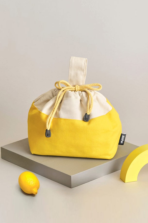 [실리팟] 도시락가방은 옐로우, 그린, 오렌지, 퍼플 등 산뜻한 4가지 색상으로 출시된 면 소재의 미디엄 사이즈 가방입니다. 보온 기능과 단열 효과를 갖춘 이중 구조로 제작되었으며, 사각 형태에 조임끈 잠금 방식으로 편리하게 사용할 수 있습니다. 런치박스 컬러와 매치하여 더욱 감각적인 도시락 스타일링을 완성해보세요.
