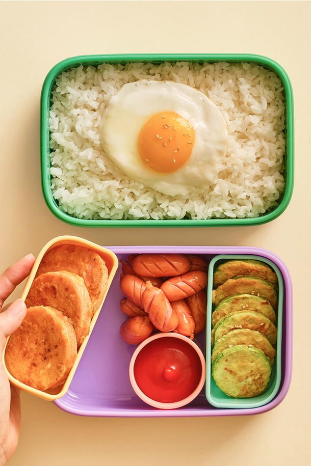 [실리팟] 투 고 런치박스 소스통은 휴대성이 뛰어난 소형 소스 보관 용기입니다. 치즈 옐로우, 베이비 핑크, 아주르 블루 세 가지 파스텔톤 컬러로 만나볼 수 있으며, 플래티넘 실리콘 소재로 제작되어 -40°C에서 250°C까지의 넓은 온도 범위에서 사용 가능합니다. 45ml 용량, 인체에 무해하며 분리형 구조로 위생적인 사용이 가능하며, SGS 안전 인증을 완료하여 안심하고 사용할 수 있습니다.
