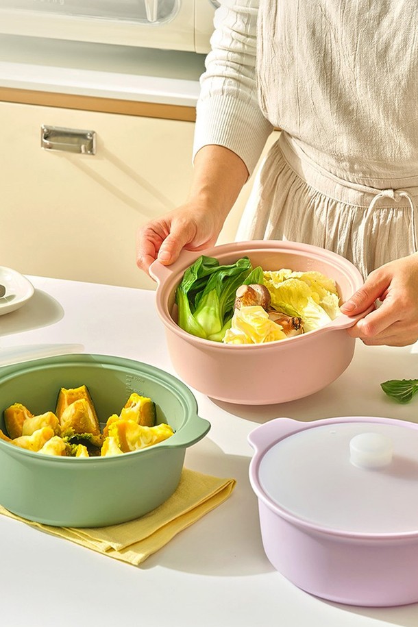 **[실리팟] 깊은찜기 1500ml**는 플래티넘 실리콘 소재로 제작되어 안전하고 위생적인 주방용품입니다. -40°C에서 250°C까지 견디는 뛰어난 내열성을 갖춰 냉동, 전자레인지, 에어프라이어, 식기세척기 사용은 물론 열탕 소독까지 가능합니다. 1500ml의 넉넉한 용량과 일체형 손잡이, 다양한 색상(프리미엄 레드, 머스타드, 페일 핑크, 소프트 라벤더, 세이지 그린, 그레이)으로 주방의 품격을 높여줍니다.
