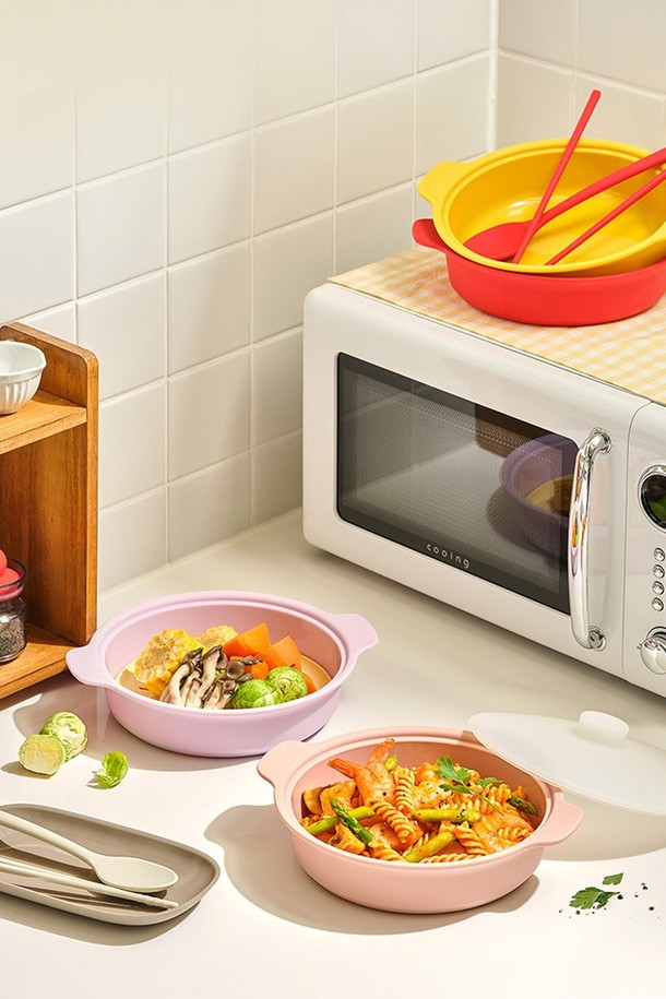 [실리팟] 납짝찜기 850ml는 -40°C부터 250°C까지 견디는 실리콘 소재로 제작되어 전자레인지, 에어프라이어, 냉동 보관, 식기세척기 사용이 가능하며 열탕 소독까지 지원합니다. 찜 요리, 계란찜, 죽, 국, 라면 등 다양한 요리에 활용할 수 있으며, 일체형 손잡이와 스팀홀 디자인으로 편리함을 더했습니다. 프리미엄 레드, 머스타드, 페일 핑크, 소프트 라벤더, 세이지 그린, 그레이 등 6가지 다채로운 색상으로 만나보세요.
