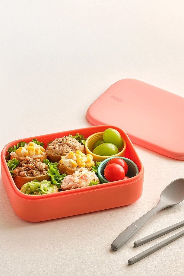 [실리팟] 투 고 런치박스는 프리미엄 플래티넘 실리콘 소재를 사용하여 제작되었으며, 에코 그레이, 포레스트 그린, 코랄 핑크, 아주르 퍼플의 다채로운 색상으로 만나볼 수 있습니다. 최대 240°C의 에어프라이어, 120°C의 전자레인지, -40°C의 냉동 보관이 가능하며, 칸막이로 음식 분리 보관 및 균형 잡힌 식단을 구성할 수 있습니다. SGS 인증을 받아 안심하고 사용할 수 있으며, 650ml 런치 컨테이너와 소스 용기가 포함되어 편리합니다.
