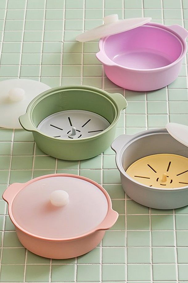 [실리팟] 깊은찜기는 최대 1500ml 용량으로, -40°C에서 250°C까지 폭넓은 온도 저항력을 자랑하는 실리콘 소재의 주방용품입니다. 전자레인지, 에어프라이어, 식기세척기 사용이 가능하며 냉동 보관까지 용이하여 실용성을 높였습니다. 레드, 머스타드, 핑크, 라벤더, 세이지그린, 그레이 등 6가지 다채로운 색상으로 출시되었으며, 일체형 손잡이와 낮은 열전도성, 뛰어난 내구성으로 편리하게 사용할 수 있습니다.
