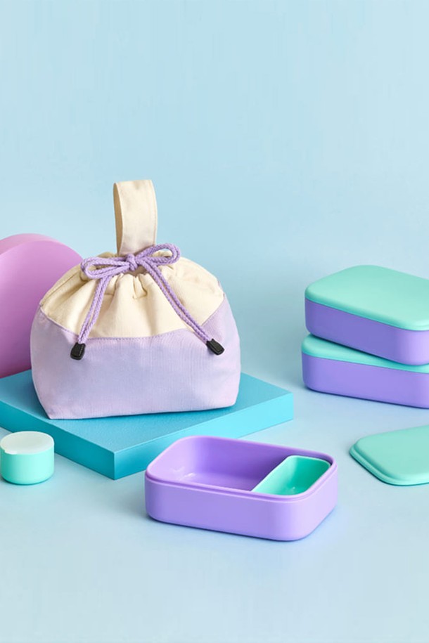 [실리팟] 도시락 가방은 면과 폴리에스테르 소재로 제작되어 옐로우, 그린, 오렌지, 퍼플 4가지 다채로운 색상으로 제공됩니다. 190x135x180mm의 미디엄 사이즈에 사각 모양으로, 조임끈으로 간편하게 닫을 수 있으며, 단열재 이중구조로 보온/보냉 기능을 갖춘 실용적인 도시락 보관용 가방입니다. 무게는 100g으로 가볍습니다.
