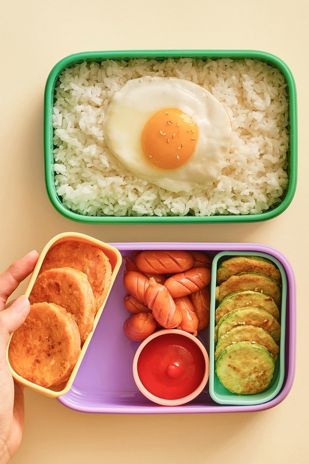 실리콘 소재의 [실리팟] 투 고 런치박스는 에코 그레이, 포레스트 그린, 코랄 핑크, 아우라 펄 4가지 다채로운 컬러로 제공됩니다. -40°C에서 250°C까지 견디는 내열성을 갖춰 전자레인지, 에어프라이어, 냉동 보관은 물론 식기세척기 및 열탕 소독까지 가능합니다. 모듈형 디자인, 분리형 칸막이, 소스통을 포함하여 실용성을 높였으며, 안전한 식품 등급 플래티넘 실리콘을 사용하여 유해 물질 및 환경호르몬 걱정 없이 안심하고 사용할 수 있습니다.
