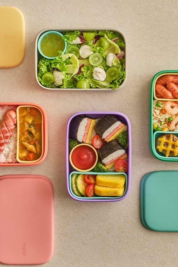 **[실리팟] 투 고 런치박스**는 -40°C에서 250°C까지 폭넓은 온도 범위를 견디는 실리콘 소재의 런치박스입니다. 코랄 핑크, 에코 그레이, 포레스트 그린, 아주어 퍼플 4가지 색상으로 제공되며, 전자레인지, 식기세척기, 에어프라이어, 냉동 보관이 가능하여 편리합니다. 모듈형 디자인과 분리형 칸막이, 소스 용기를 갖춰 실용성을 높였으며, 플래티넘 촉매 방식, 유해 물질 및 환경 호르몬 무첨가, SGS 안전 인증으로 안심하고 사용할 수 있는 내구성이 뛰어난 제품입니다.
